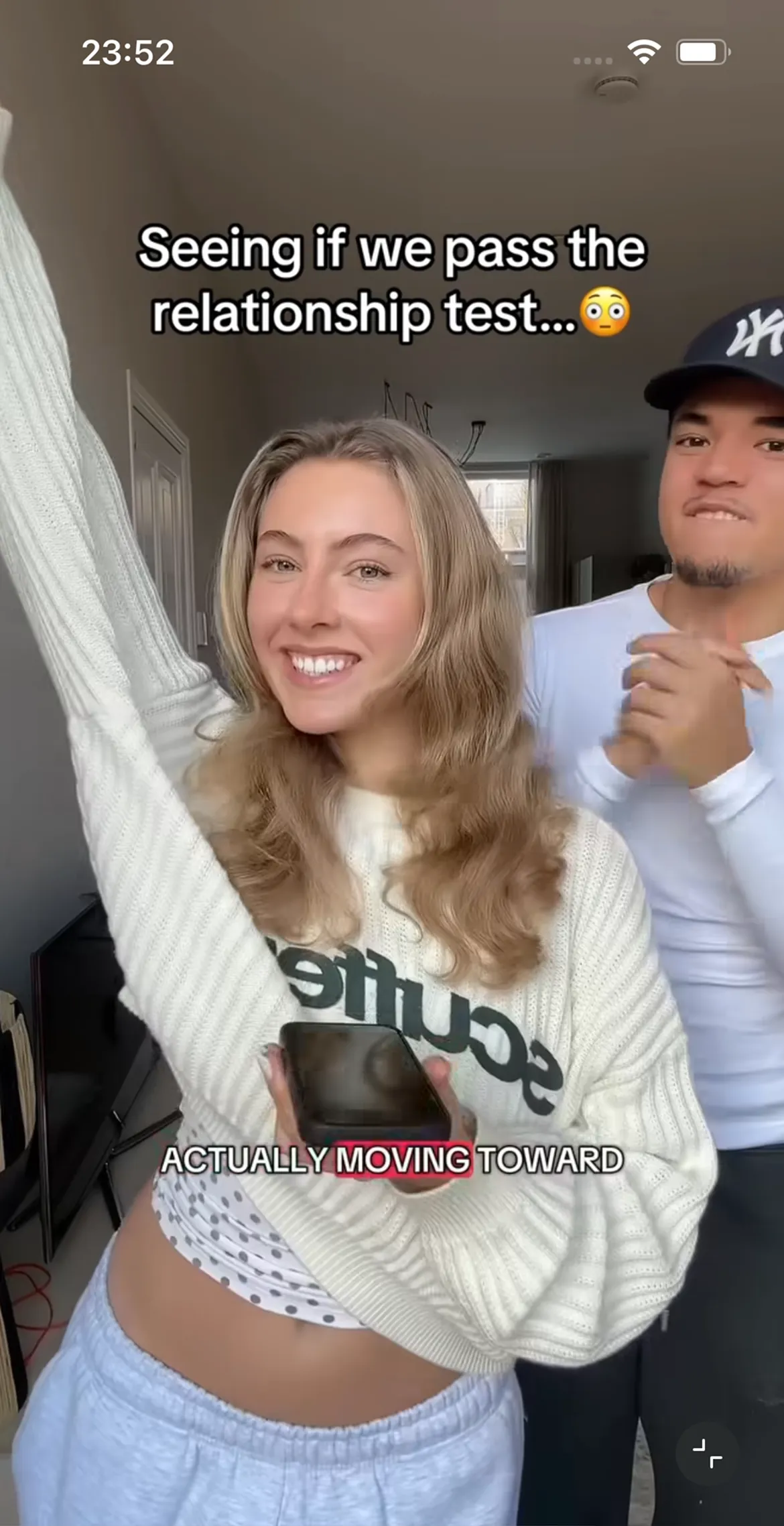 @arwinclara sharing their WooMoo reading on TikTok